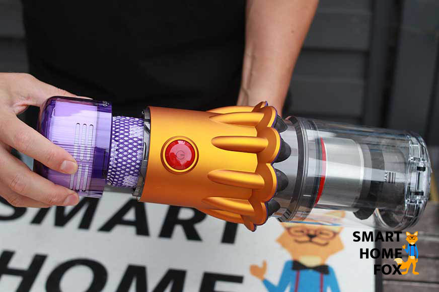 Dyson V12 Slim : Le bouton d'alimentation verrouillable