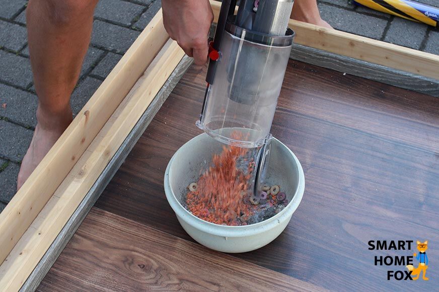 Click and drag to move Dyson V15 avis : Le vidage du bac à poussière