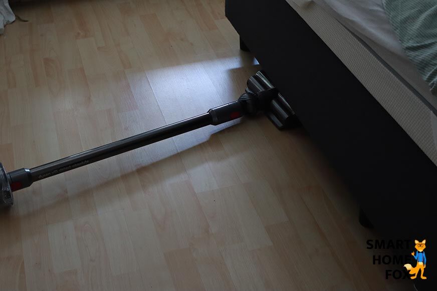 Dyson V15 Absolute test: Nettoyage sous les meubles
