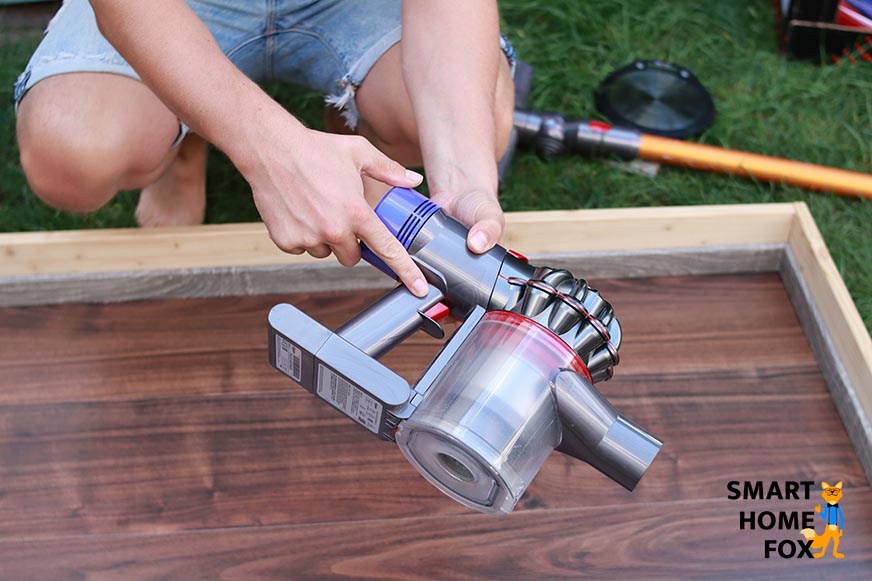 Bouton d'alimentation du Dyson V8