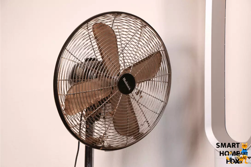 vieux ventilateur avec pales rotatives