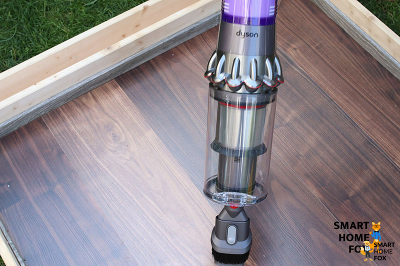 Le Dyson V11 aspire la saleté